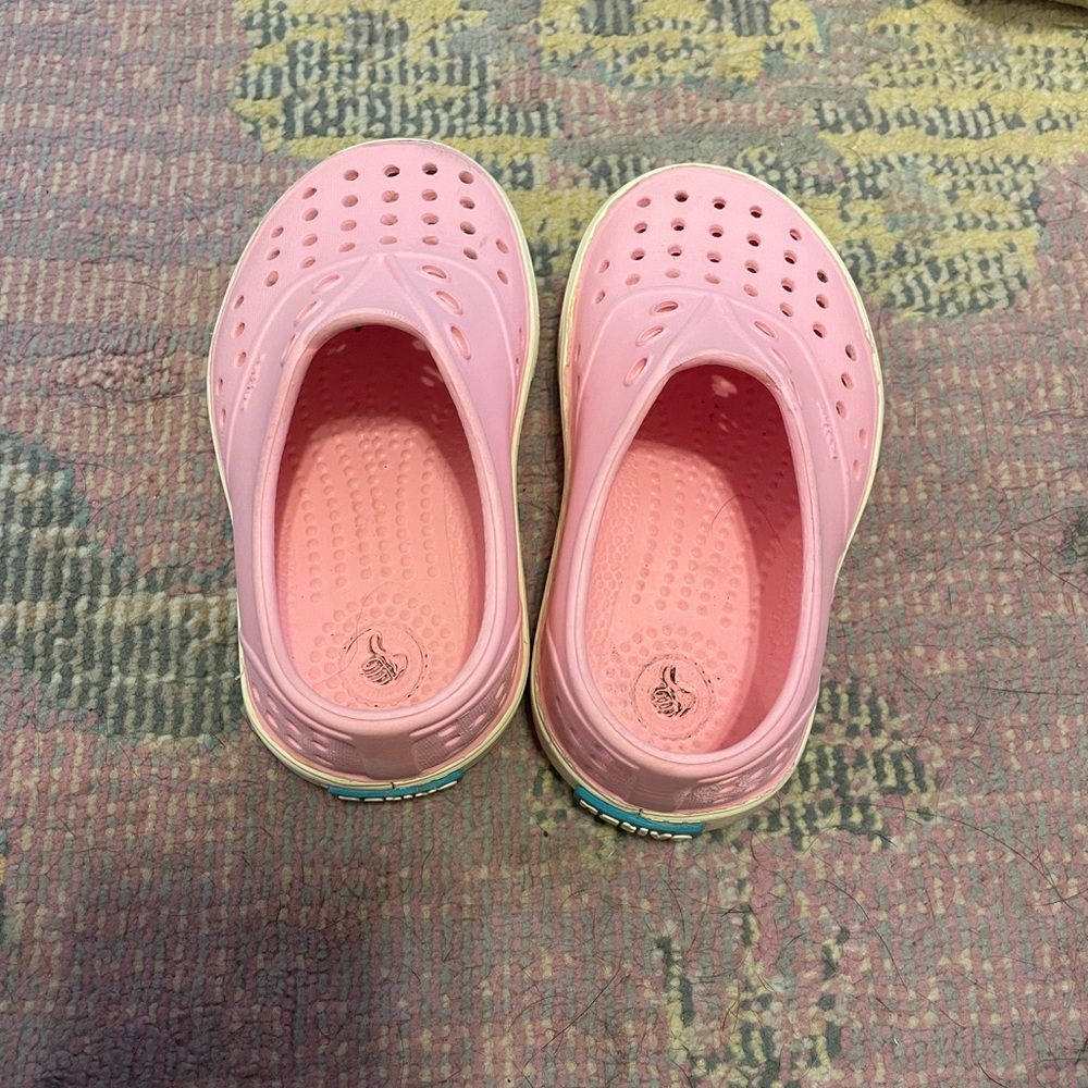 Size C7 light pink Native shoes